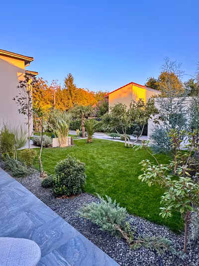 Grădină privată cu verdeață